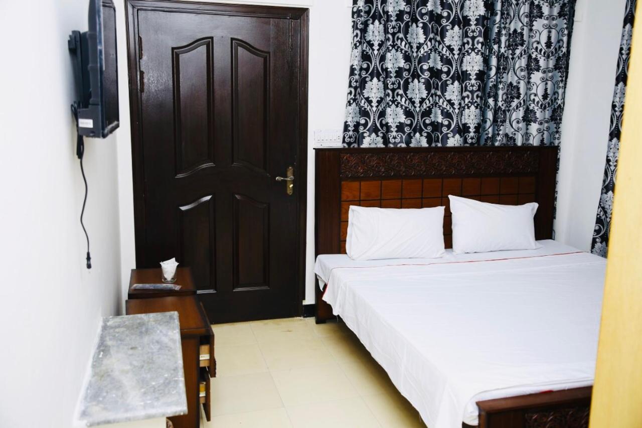 Lux Lounge Guest House Ісламабад Екстер'єр фото